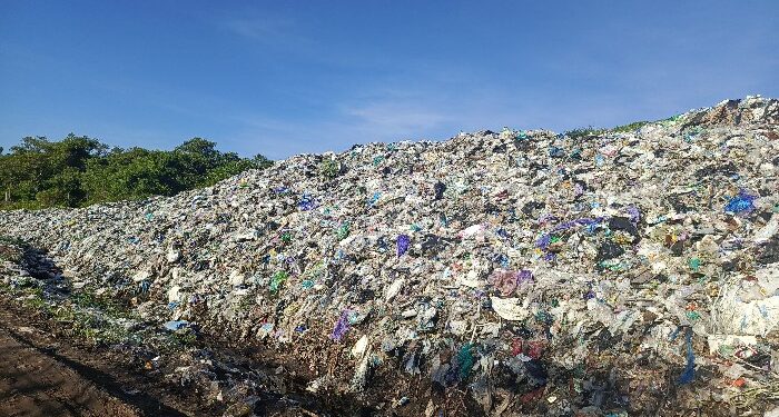 FOTO : DEVIANA/MATAKALTENG - Tumpukan sampah rumah tangga sebagian besar plastik di Km 14 Jenderal Sudirman.