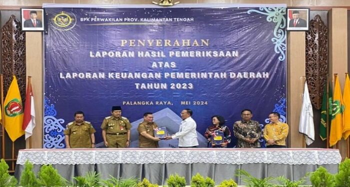 FOTO : IST/MATAKALTENG - Bupati Kotim Halikinnor saat menerima penghargaan opini WTP ke sepuluh, Senin 20 Maret 2024.
