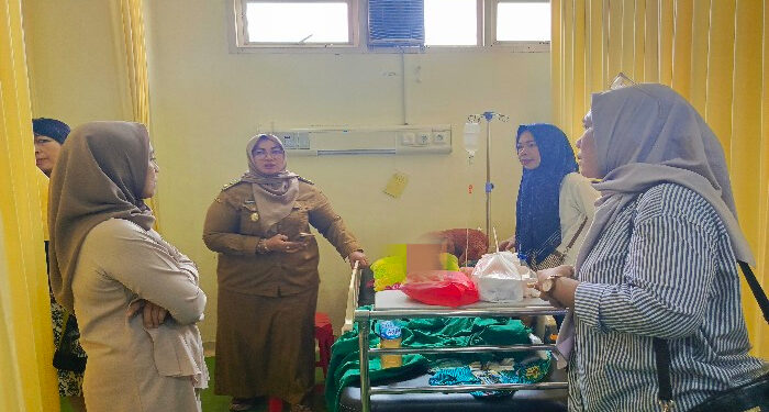 FOTO : DEVIANA/MATAKALTENG - Wakil Bupati Kotim saat menjenguk anak korban kecelakaan, Senin 20 Mei 2024.