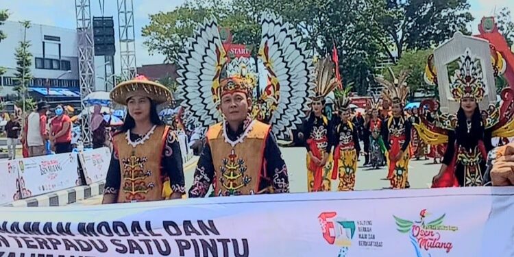 FOTO: IST/MATAKALTENG - Kepala Dinas DPMPTSP Kalteng, Sutoyo dan istri Cintya Sutoyo, saat bersama ASN mengikuti karnaval Fesitival Budaya Isen Mulang (FBIM), di Bundaran Besar, Palangka Raya, Minggu 19 Mei 2024.