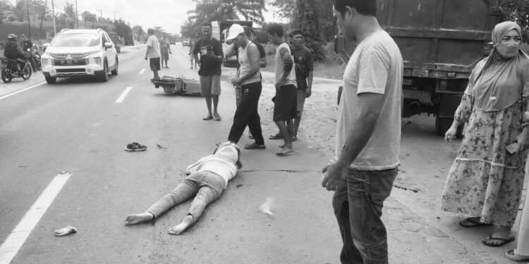 FOTO: IST/MATA KALTENG- pengendara motor Beat yang terkapar dan mengalami pendarahan usai bertabrakan dengan truk pengangkut galian C di Km 11, Jalan Jendral Sudirman, Sampit. Senin, 20 Mei 2024.