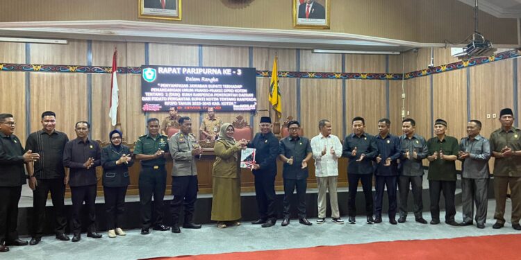 Foto: DIAN/MATA KALTENG - Penyampaian jawaban bupati terhadap pemandangan umum fraksi fraksi DPRD Kotim tentang dua buah Raperda dan pidato pengantar bupati Kotim tentang Ranperda RPJPD Tahun 2024-2045 Kotim, 20 Mei 2024.