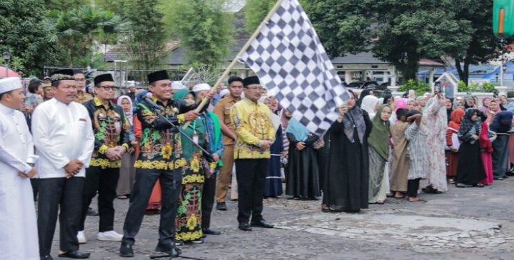 FOTO : IST/MATAKALTENG - Penjabat Sekretaris Daerah (Pj Sekda) Kota Palangka Raya, Achmad Zaini, melepas keberangkatan 99 calon jemaah haji.