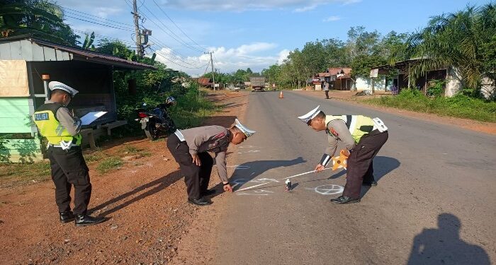 FOTO: IST/MATAKALTENG - Polisi sedang melakukan olah TKP peristiwa kecelakaan yang menewaskan Pasutri dan anak balitanya di Jalan Poros Desa Bajarau, Kecamatan Parenggean, Kotim.