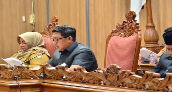 Foto: DIAN/MATA KALTENG - Wakil Ketua II DPRD Kotim Hairis Salamad saat memimpin rapat paripurna dan menyampaikan himbauan tes urin sopir truk angkutan, 21 Mei 2024.