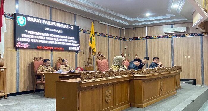 Foto: DIAN/MATA KALTENG - Wakil Bupati Kotim Irawati (kiri) saat menghadiri rapat penyampaian jawaban pemerintah Kotim terhadap pandangan Fraksi DPRD Kotim.