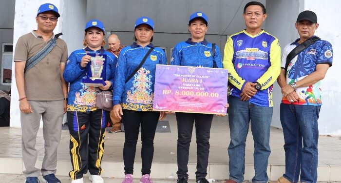 FOTO : PANITIA FBIM/MATA KALTENG - Para atlet yang berhasil meraih juara pertama pada lomba habayang kategori putri, saat berfoto bersama dengan kontingen dari Kabupaten Gumas, di GOR Serbaguna, Kota Palangka Raya, Senin, 20 Mei 2024.