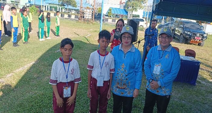FOTO : DISKOMINFO SANTIK/MATA KALTENG - Wakil Bupati Gumas Efrensia LP Umbing didampingi Kepala Disdikpora Aprianto, ketika berfoto bersama dengan peserta didik, pekan lalu.