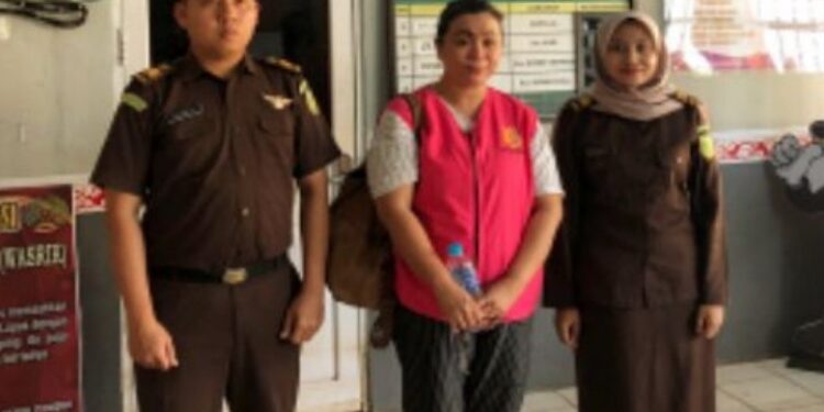 FOTO: IST/MATAKALTENG - Tersangka FEW dilakukan penahanan di Rutan Buntok selama 20 hari ke depan hingga menunggu pelimpahan ke Pengadilan Negeri Palangka Raya.