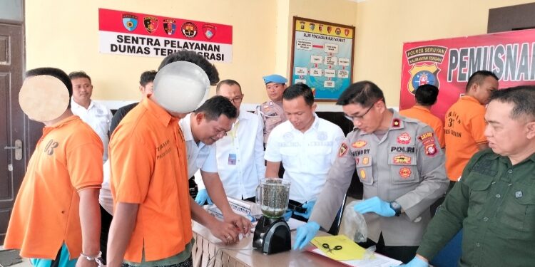 FOTO: Jajaran Polres Seruyan saat memusnahkan barang bukti sabu dan ganja yang dimpimpin oleh Wakapolres Seruyan Kompol Hendry di Mapolres Seruyan, Rabu 22 Mei 2024.