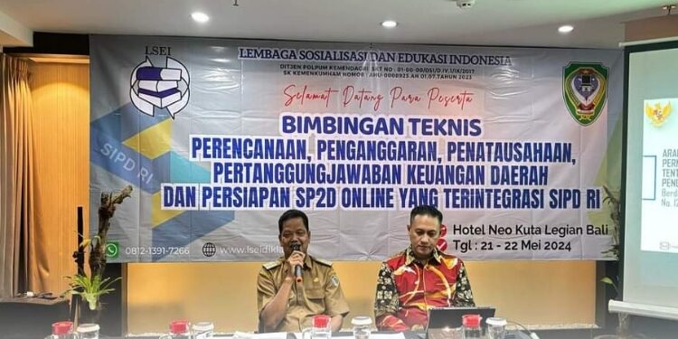 FOTO: PROKOM SERUYAN/MATA KALTENG - Pj Bupati Seruyan, Djainuddin Noor (kiri) saat membuka kegiatan bimtek perencanaan, penganggaran, penatausahaan, pertanggungjawaban keuangan daerah dan persiapan SP2D online yang terintegrasi dengan SIPD RI di Denpasar baru-baru ini.