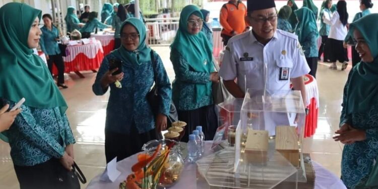 FOTO: PROKOM SERUYAN/MATA KALTENG - Asisten II Setda Seruyan, Adhian Noor saat meninjau salah satu hasil masakan peserta lomba masak ikan di Pendopo Rujab Bupati Seruyan, Rabu 22 Mei, 2024.