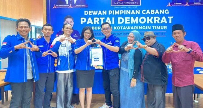 Foto: IST/MATA KALTENG - Pendaftaran Selvia Sarah sebagai kandidat Pilkada Kotim di DPC Demokrat Kotim belum lama ini.