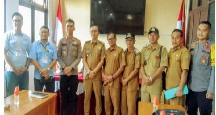 Foto: MATAKALTENG - Walaupun mediasi belum ada titik temu, PT MUTU dan empat Kades berfoto bersama.