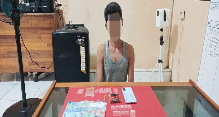 FOTO: IST/MATAKALTENG- RS Saat diamankan di Polsek Parenggean bersama barang bukti sabu.