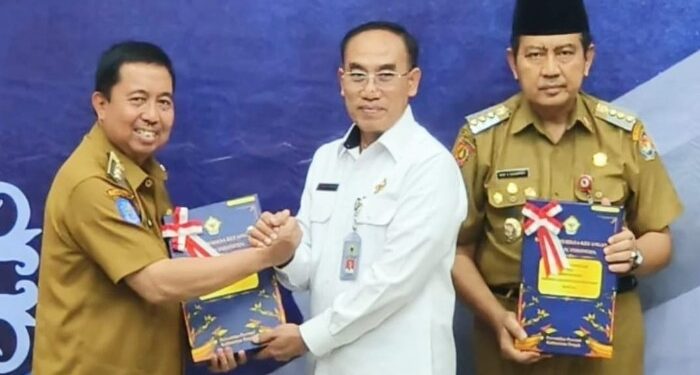 Foto : IST/MATAKALTENG - Pj Bupati Sukamara Kaspinor saat menerima LHP Keuangan tahun 2023 dengan predikat Opini WTP dari BPK RI perwakilan Provinsi Kalimantan Tengah untuk yang ke-12 kali.