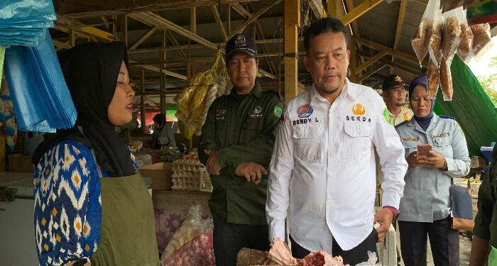 Foto : AKH/MATAKALTENG - Sekda Sukamara Rendy Lesmana bersama TPID saat melakukan pemantauan harga ayam potong di Pasar Saik Sukamara.