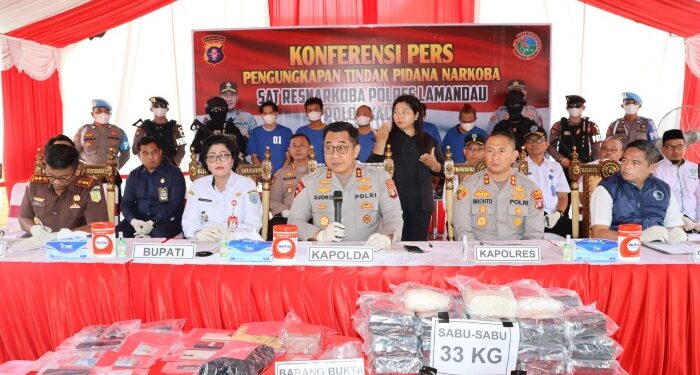 FOTO: IST/MATAKALTENG - Kapolda Kalteng, Irjen Pol. Djoko Poerwanto saat memimpin pemusnahan Narkotika jenis sabu 33 Kg di Polres Lamandau. Rabu, 22 Mei 2024.
