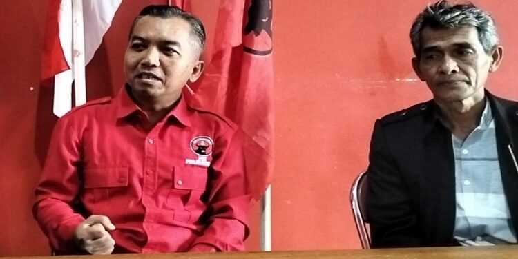 FOTO: ALDI/MATA KALTENG - Ketua DPC PDI Perjuangan Kabupaten Seruyan, Zuli Eko Prasetyo (kiri) saat memberikan keterangan kepada awak media di Sekretariat DPC PDI Perjuangan setempat beberapa waktu lalu.