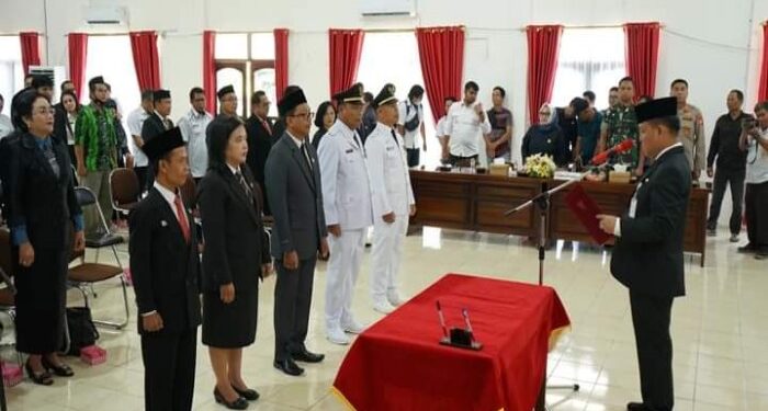 Foto : MATAKALTENG - Pj. Bupati Barsel Deddy Winarwan saat melantik sejumlah pejabat dilingkup Pemkab barsel.