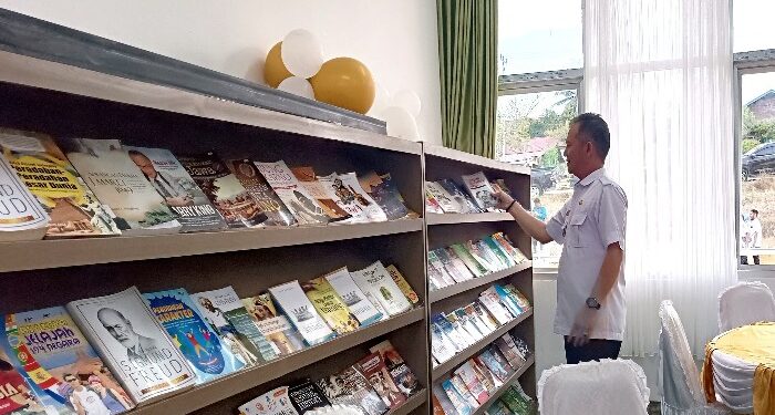 FOTO : DISKOMINFO SANTIK/MATA KALTENG - Bupati Gumas Jaya S Monong bersama Wakil Bupati Efrensia LP Umbing, saat melihat buku-buku yang disediakan pada gedung perpustakaan umum daerah, Rabu, 22 Mei 2024 Mei.