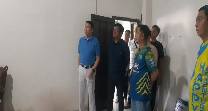 FOTO : KONI GUMAS/MATA KALTENG - Ketua Umum KONI Kabupaten Gumas Richard, bersama Ketua Harian KONI Hendra Toendan dan pengurus KONI, meninjau sejumlah ruangan yang akan digunakan sebagai kantor pengurus cabor, di Stadion Mini Kuala Kurun.