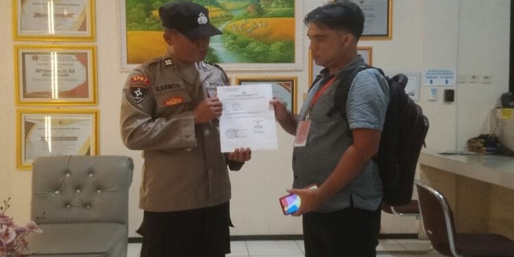 FOTO: MATAKALTENG - Sekretaris PD IWO Barsel Tomi Harlianto saat melapor ke Polres Barsel.