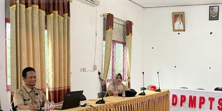 FOTO: IST/MATA KALTENG - Suasana saat rapat penyempurnaan naskah Raperda tentang PIKPM yang dilakukan oleh jajaran DPMPTSP Kabupaten Seruyan beberapa waktu lalu.