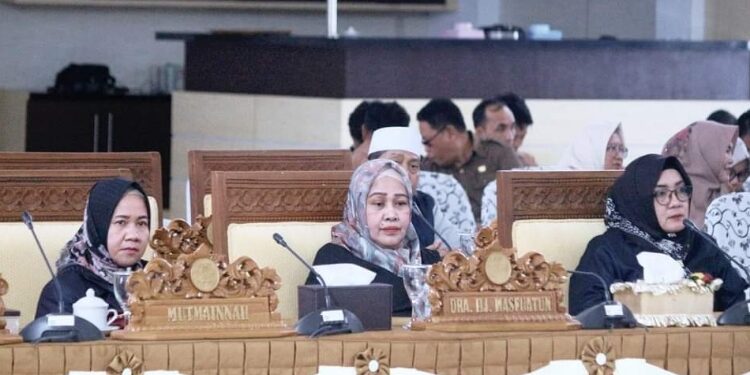 FOTO: IST/MATA KALTENG - Anggota DPRD Seruyan, Masfuatun (tengah) saat menghadiri rapat paripurna di Aula Gedung DPRD setempat beberapa waktu lalu.