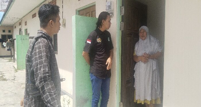 FOTO: AGUS/MATAKALTENG - Ibu korban saat ditanyai wartawan.