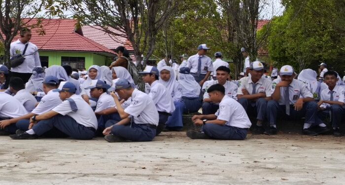FOTO : DEVIANA/MATAKALTENG - Pelajar saat bersantai di halaman sekolah, belum lama ini.