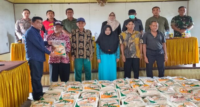 FOTO : IST/MATAKALTENG - Asisten I Setda Kotim Rihel saat menyerahkan bantuan bahan pangan CPPD kepada warga, Jumat 24 Mei 2024.