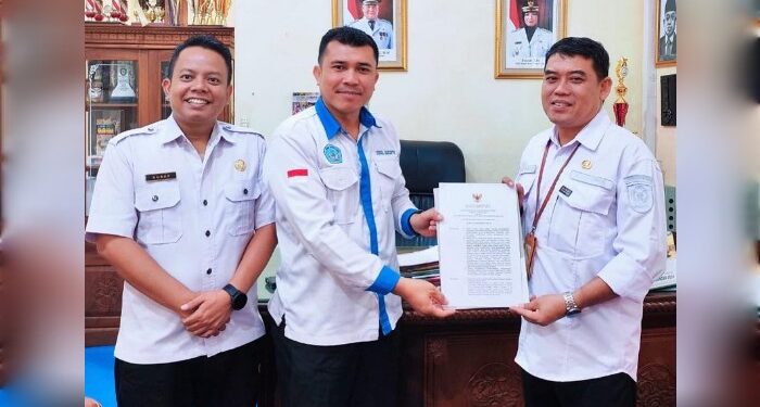 Foto: DISDIK/MATA KALTENG - Penyerahan Peraturan Bupati Kotawaringin No.43 Tahun 2023 Tentang Pedoman Penyelanggaraan Program Merdeka Belajar di Kabupaten Kotawaringin Timur.