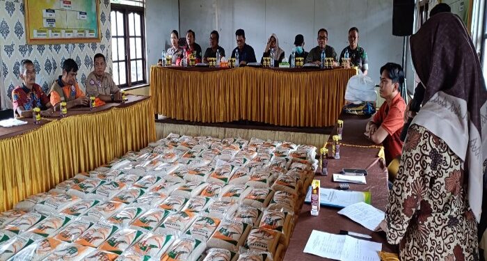 FOTO : IST/MATAKALTENG - Penyaluran beras CPPD ke salah satu desa terdampak banjir, Jumat 24 Mei 2024.