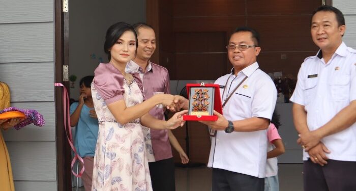 FOTO : DISKOMINFO SANTIK/MATA KALTENG - Asisten III Setda Gumas Letus Guntur menyerahkan cinderamata kepada pemilik klinik Hanfris dr Friska dan drg Handy Yehezkiel, Rabu, 22 Mei 2024.