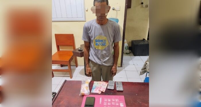FOTO: IST/MATAKALTENG - MP saat diamankan di Mapolsek Antang Kalang bersama barang bukti sabu.