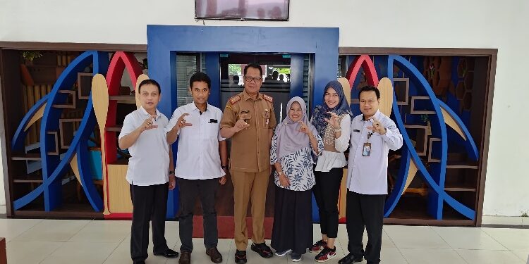 FOTO: OLIVIA/MATAKALTENG - Kepala Dislutkan Darliansjah menerima kunjungan Kepala SKIPM-KHP Palangka Raya Miharjo beserta rombongan Tim Biro Perencanaan KKP.