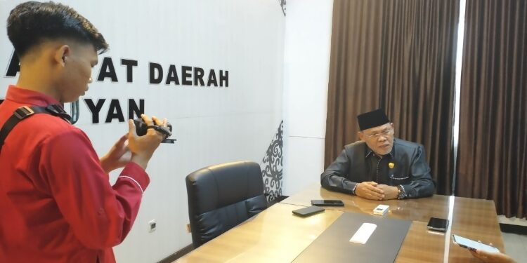 FOTO: ALDI/MATA KALTENG - Anggota DPRD Seruyan, Argiansyah saat diwawancarai oleh awak media di Ruang Media Center DPRD setempat beberapa waktu lalu.