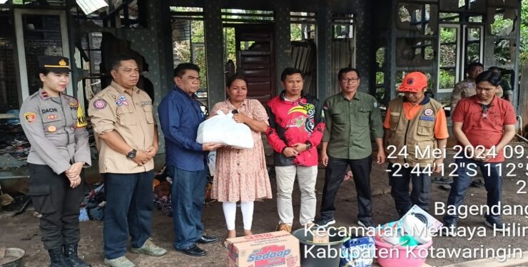 FOTO : BPBD/MATA KALTENG - Penyerahan bantuan untuk korban kebakaran di Bagendang Hulu, Kecamatan MHU, Kotim, 24 Mei 2024.