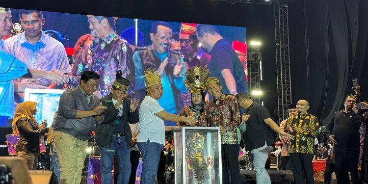 FOTO: OLIVIA/MATAKALTENG - Penutupan Festival Budaya Isen Mulang dan Grup Band Dewa 19 Hibur Warga Kalteng.