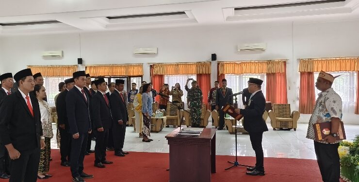 FOTO : IST/MATAKALTENG - Ketua Bawaslu Kabupaten Katingan
Yosafat Ericktovia Kawung, saat pelantikan anggota Panwaslu, di aula Bappelitbang, Sabtu 25 Mei 2024.