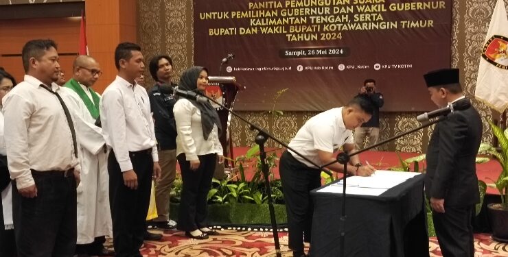 FOTO : DEVIANA/MATAKALTENG - Pelantikan PPS Pilkada tahun 2024, Minggu 26 Mei 2024.