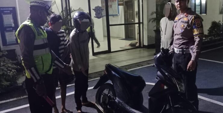 FOTO : IST/MATA KALTENG - Anggota Satlantas Polres Kotim saat mengamankan pelaku balapan liar di Kota Sampit, Minggu, 26 Mei 2024.