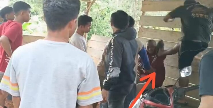 FOTO : IST/MATAKALTENG - Tangkap Layar pelaku (Jaket Merah Kepala Botak) Curanmor saat diamankan oleh warga pada beberapa waktu lalu. 