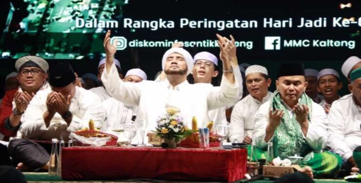 Habib Syech bin Abdul Qodir Assegaf saat melantunkan sholawat