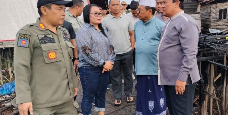 FOTO : IST/MATAKALTENG - Wakil Gubernur Provinsi Kalteng, Edy Pratowo saat melakukan peninjauan ke lokasi kebakaran di Flamboyan bawah, Kelurahan Langkai, Kecamatan Pahandut, Kota Palangka Raya.