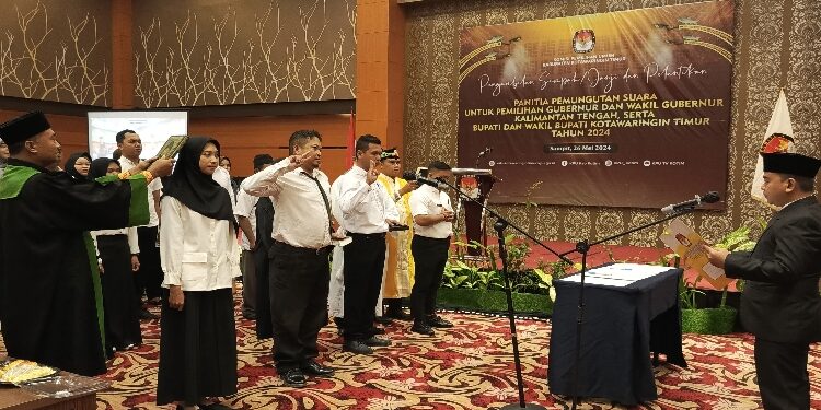 FOTO: DEVIANA/MATAKALTENG - Pelantikan PPS oleh Ketua KPU Kotim, Minggu 26 Mei 2024.