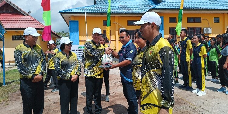 FOTO: DISKOMINFO SANTIK/MATAKALTENG - Bupati Gumas Jaya S Monong bersama Wakil Bupati Efrensia LP Umbing, dan Kepala Disdikpora Aprianto, ketika menyerahkan bantuan peralatan olahraga kepada pengurus cabor, Sabtu 25 Mei 2024.