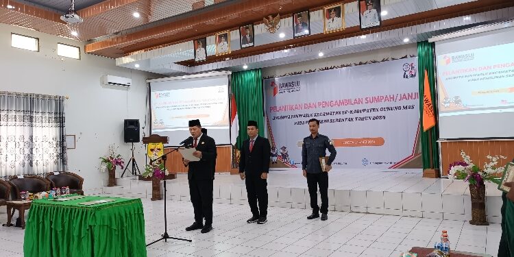 FOTO: BAWASLU GUMAS/MATAKALTENG - Ketua Bawaslu Kabupaten Gumas Yepta H Jinal melantik puluhan anggota panwascam, yang disaksikan oleh Bupati Jaya S Monong, Wakil Bupati Efrensia LP Umbing, dan Kapolres AKBP Theodorus Priyo Santosa, di aula kantor bapperida, Sabtu 25 Mei 2024.