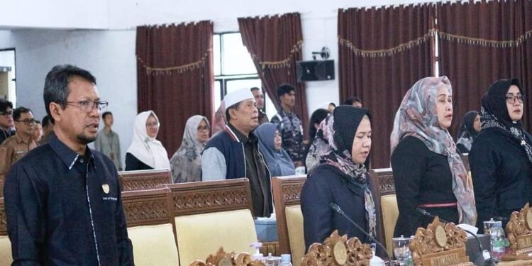FOTO: IST/MATA KALTENG - Anggota DPRD Seruyan, Arahman (kiri) saat menghadiri rapat paripurna di Aula Gedung DPRD setempat beberapa waktu lalu.
